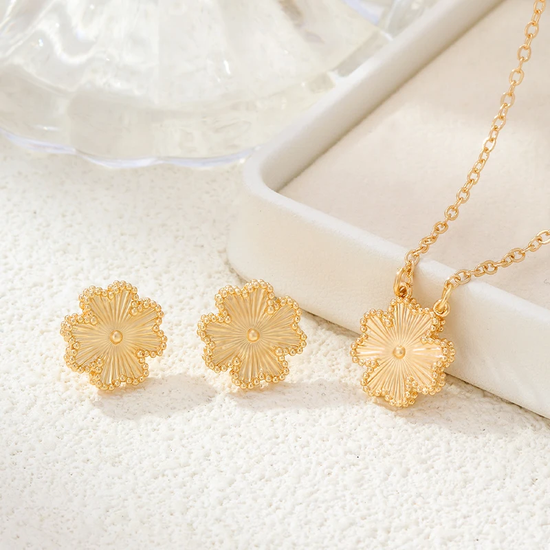 Lucky Four Leaf Clover Pendant Necklace for Women Luxury Vintage Gold Color Clavicle Chain Leaf Necklace Fashion Jewelry Sets