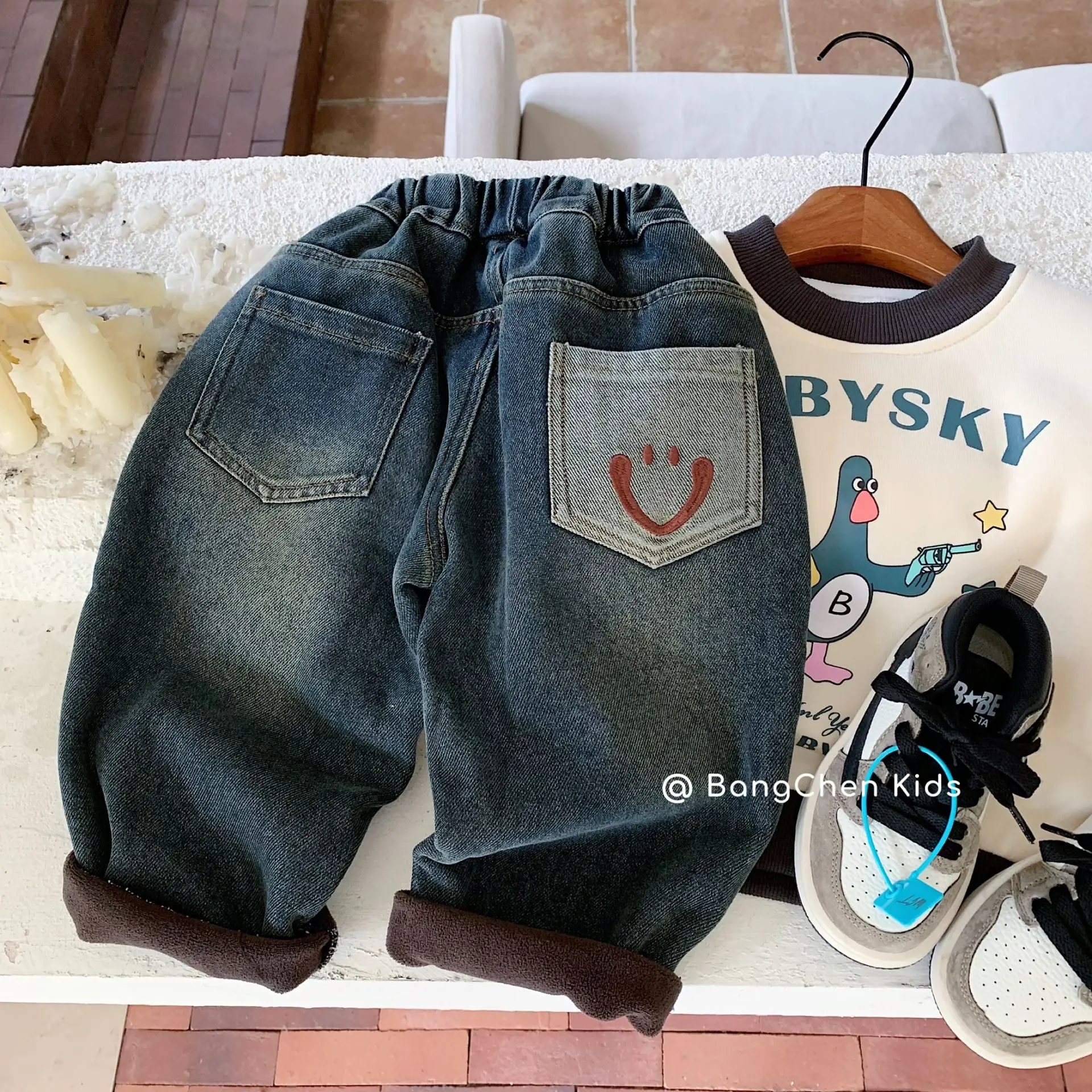 

Childrens Boys Jeans 2024 Winter Pocket Smiling Face Embroidered Plush Casual Baby Boys Pants Kids Boys Denim Trousers