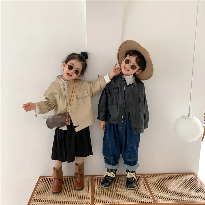 

Детская кожаная куртка, осень 2024, Корейская версия для мальчиков и девочек, детская мотоциклетная куртка из искусственной кожи, стильная куртка