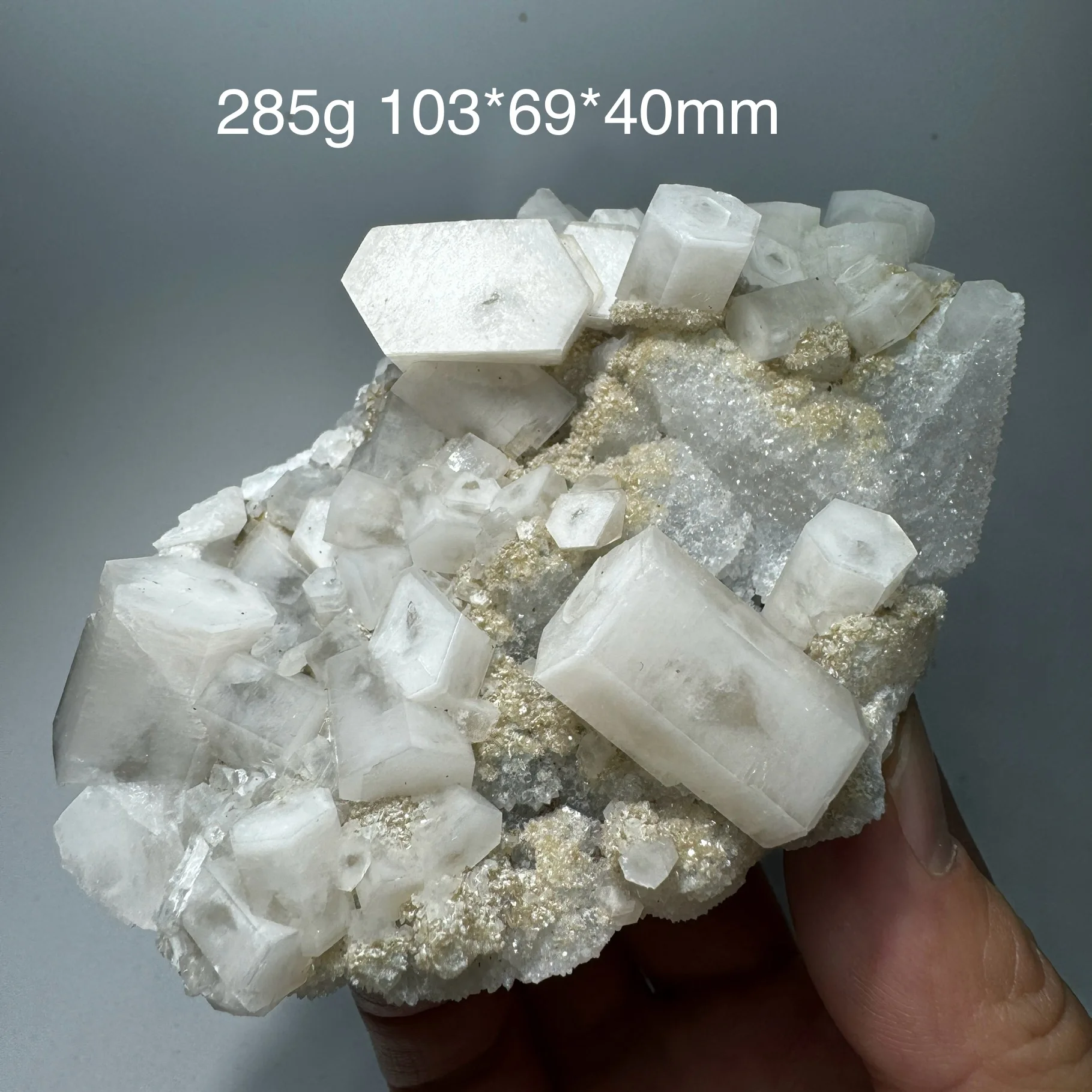 285g Natural Columnar White Calcite Mineral Specimen Fluorescent Effect Red Healing Stone Desk Decor
