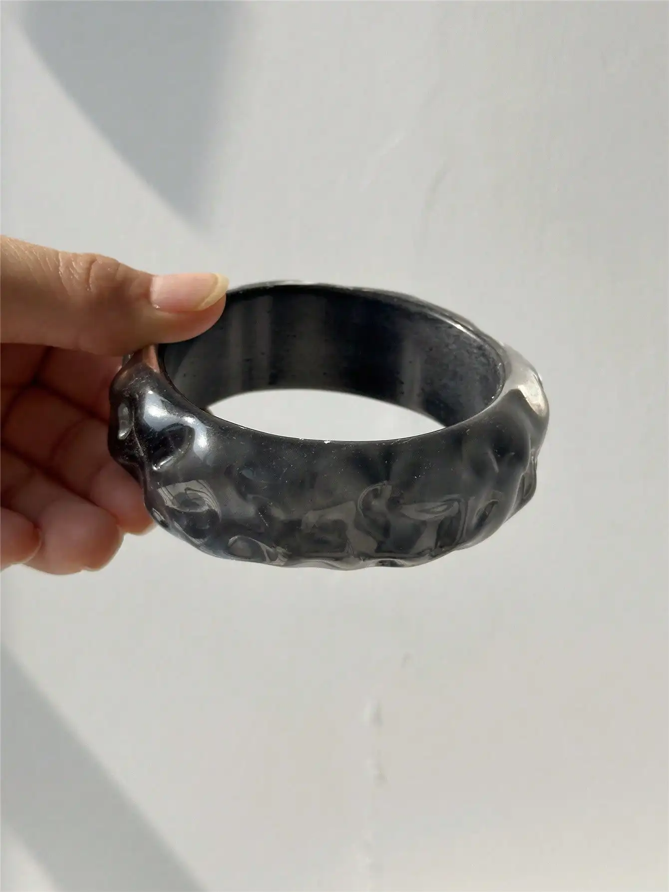 Retro-inspiriertes, neu eingetroffenes, transparentes, grau-schwarzes Harz-Armband, unregelmäßig, dick, dehnbar, Damenschmuck, NEU