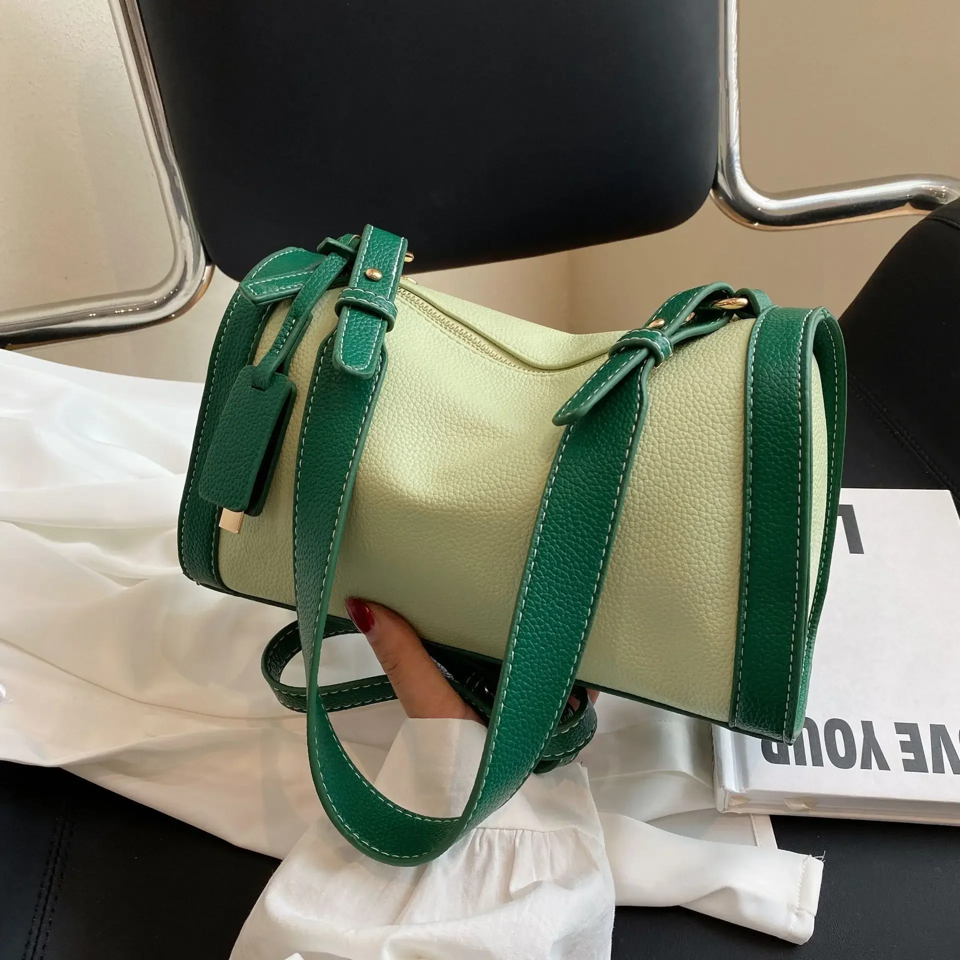 

Large Capacity Contrast Color Pillow Bag Women 2022 New Commuter's All-Matching Shoulder Bag Litchi Texture Fashion Messenger