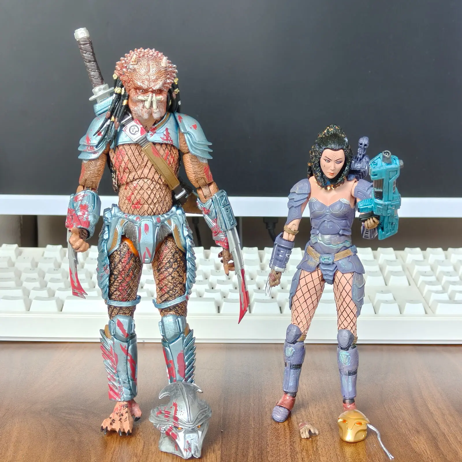 ﻿   22 سنتيمتر 18 سنتيمتر NECA الغريبة VS المفترس عمل الشكل ملثمين ندبة كبار السن المفترس Machiko Noguchi الحياة البلاستيكية تحصيل نموذج الهدايا