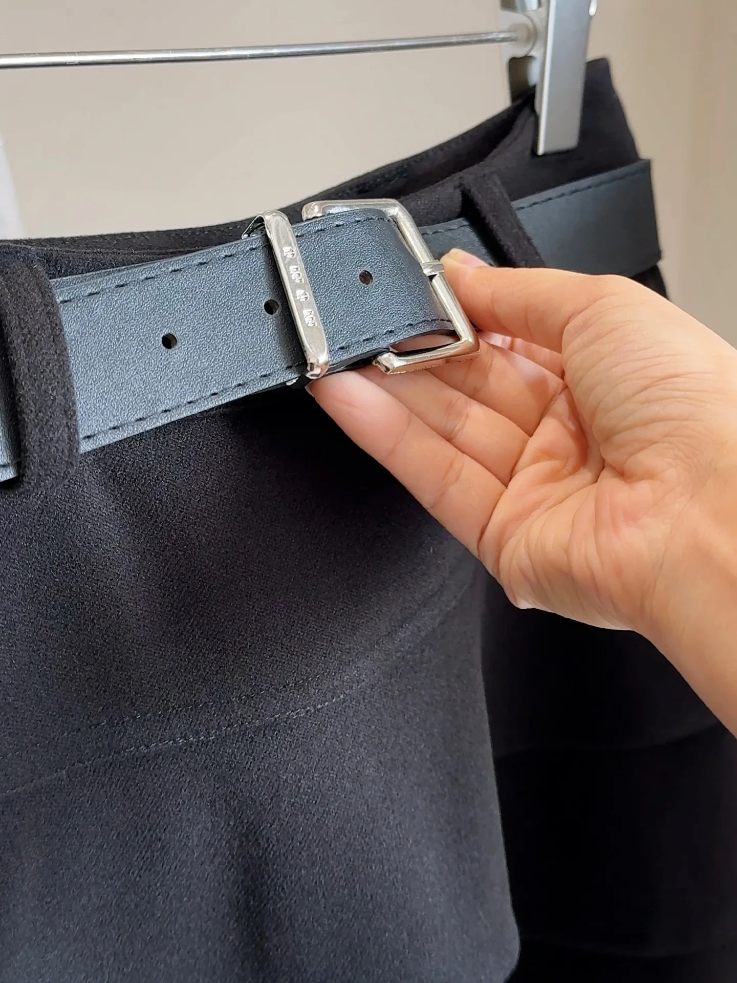 Lotus leaf edge woolen skirt for women, anti slip short skirt, 2025 autumn and winter high waist slimming A-line cake skirt