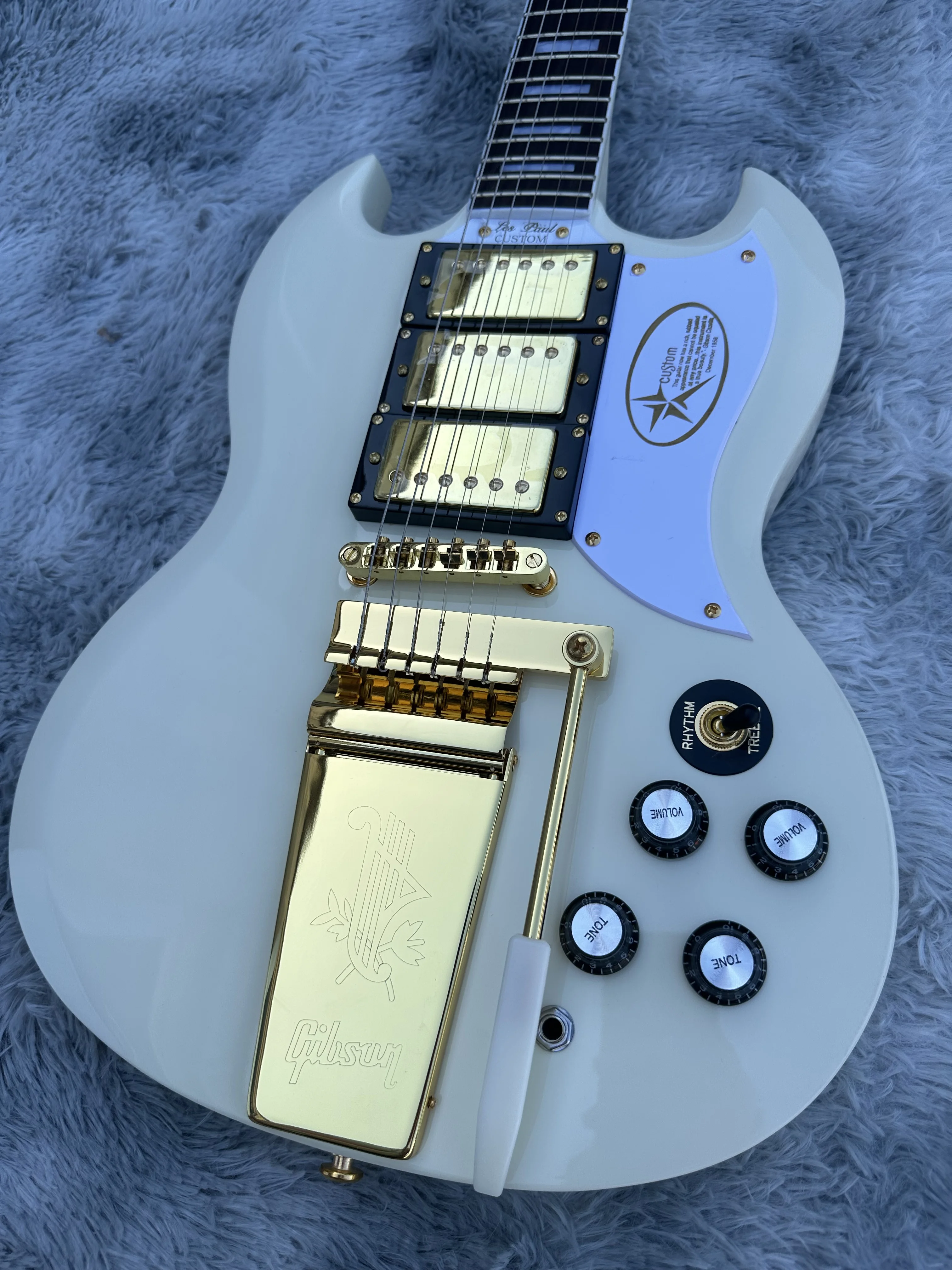 Customized electric guitar, SG electric guitar, cream white, gold vibrato, in stock, lightning package