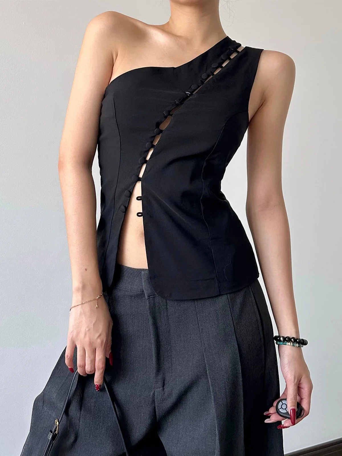 

Spicy Girl Slanted Collar Hook Loop Sleeveless Vest Polyester Fiber Slim Fit Daily Wear Short Length Printed Ladies Vest