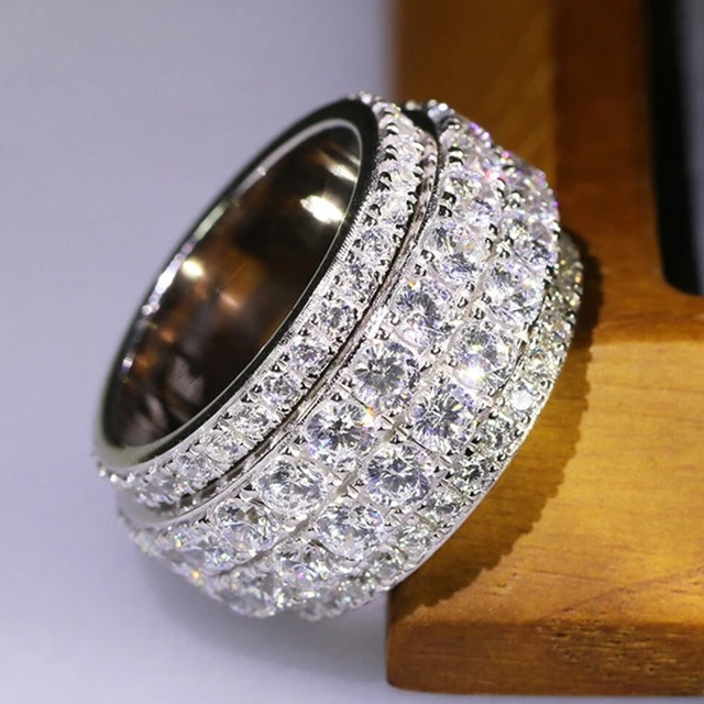 Huitan Full Bling Iced Out Cubic Zirconia Szeroki pierścionek dla kobiet Okrągły pasek w kolorze srebrnym Wspaniałe kobiece akcesoria Biżuteria ślubna