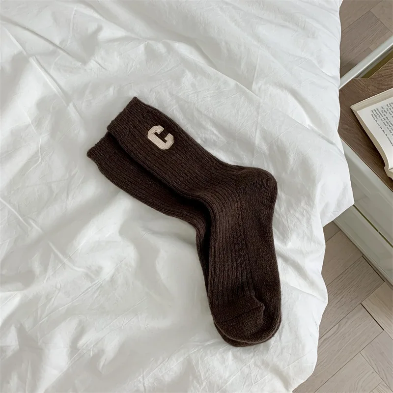 2026 Calcetines de lana de estilo japonés para mujer, diseño de bordado Big C, calcetines holgados cálidos a media pantorrilla, moda de invierno, tendencia INS ​