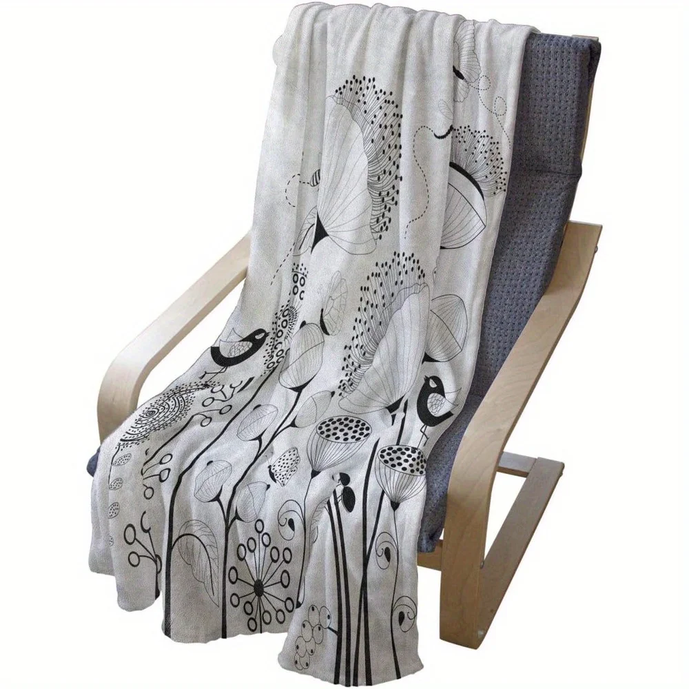 قطعة واحدة من بطانية الفانيلا الناعمة باللونين الأبيض والأسود مع زهور متفتحة وفراشات ونحل - تصميم أريكة مستوحى من الطبيعة #2