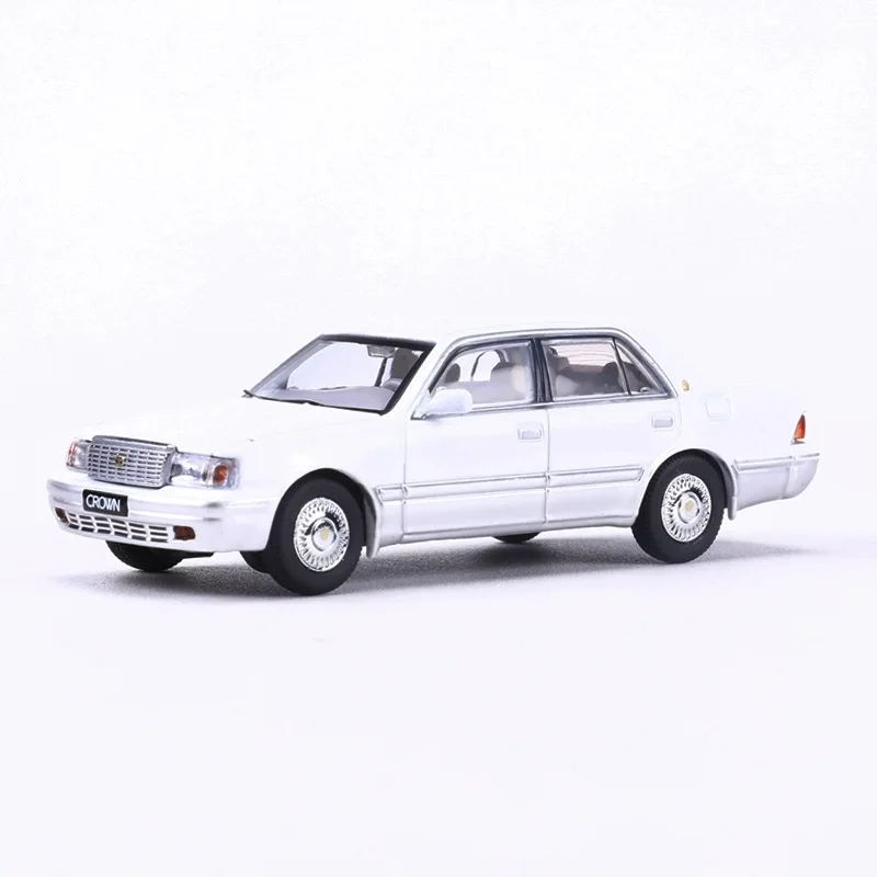 Модель легкосплавного автомобиля GCD 1:64 Crown 155.