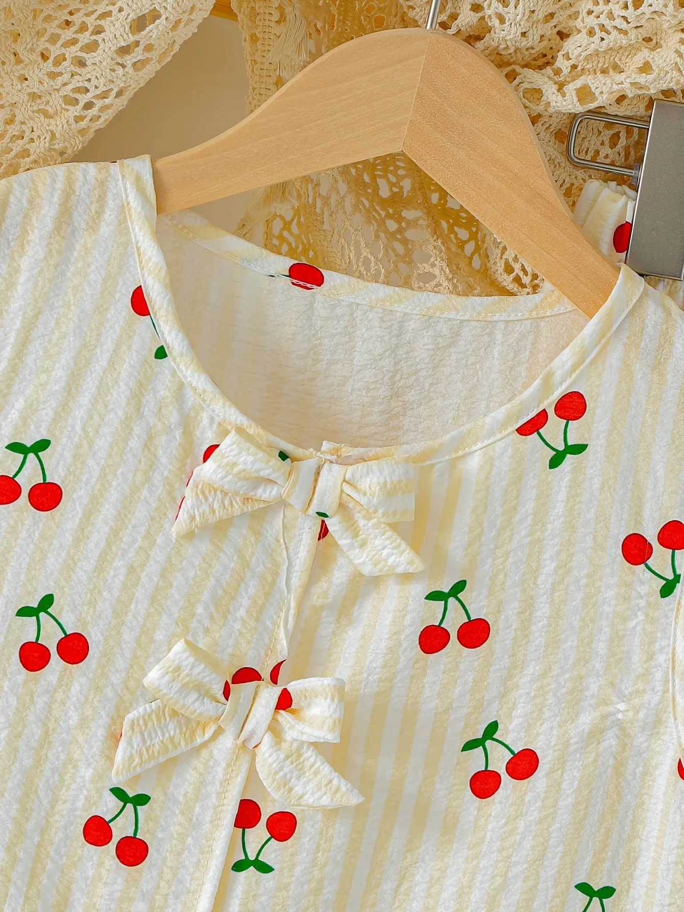 4-12 Jahre Mädchen 2-teiliges Set mit Kirschmuster, ärmellosem Peplum-Top und weiter Hose, süßes, lässiges Sommer-Urlaubsoutfit für Kinder – Detail 4