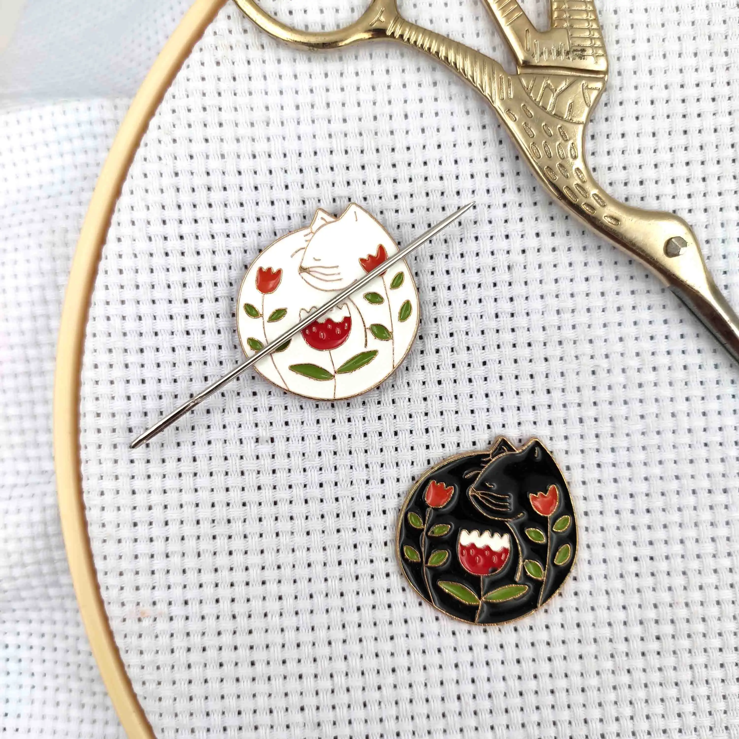 Needle Minder-juego magnético de 2 Gatos, imán de costura blanco y negro, buscador de agujas, agujas de retención, aguja de bordado, niñera