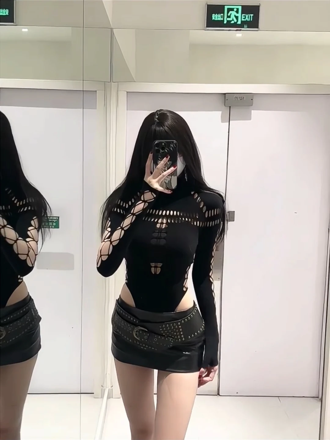 

Сексуальный ретро-комплект из двух предметов: боди с вырезами и юбка с высокой талией для женщин. Зимний модный комплект Pure Desire.