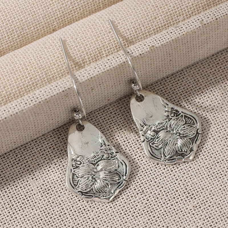 Vintage Silberfarbene Blumen-Ohrhänger für Damen Metall Handgeschnitzte Geometrische Ohrringe für Party und Alltag – Detail 1