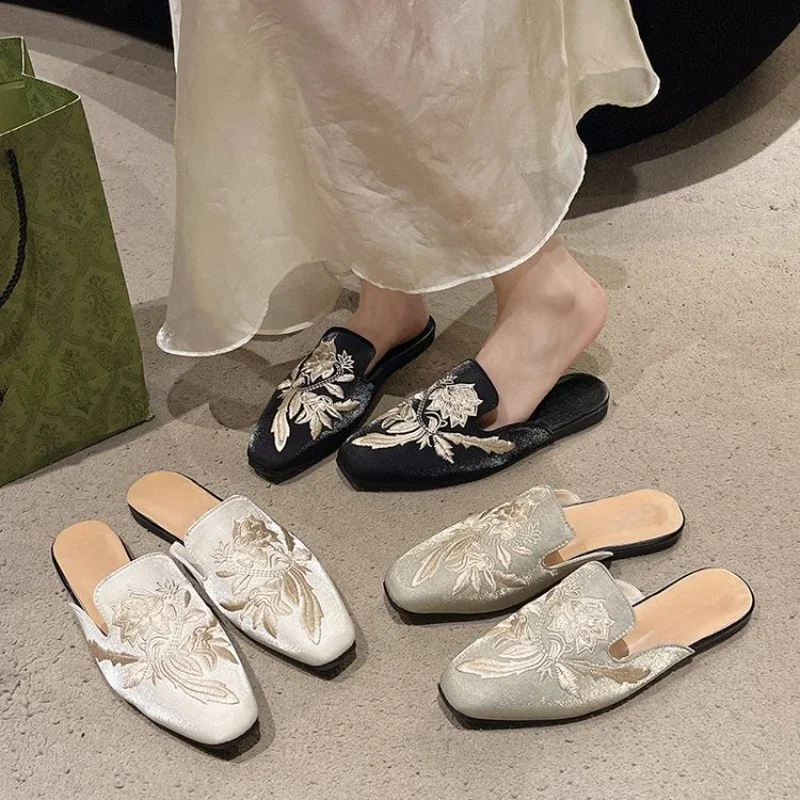 Baotou-女性のための花で刺繍されたハーフスリッパ,フラットスクエアトゥサンダル,女性のカジュアルなミュール,レトロなファッションの靴,新しい,2024