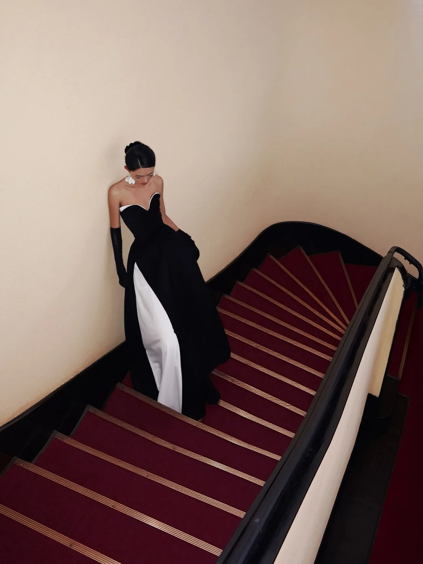 فستان سهرة أسود على طراز هوليوود مع حواف بيضاء بدون حمالات على شكل حرف A مع قفازات طويلة بفتحة عالية، ملابس رسمية للحفلات