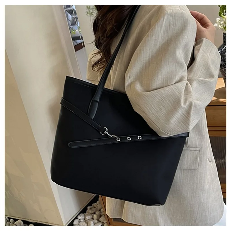 

Elegant Brocade Bag For Women With Woven Fabric Finish For Festive And Joyful Winter Appearance