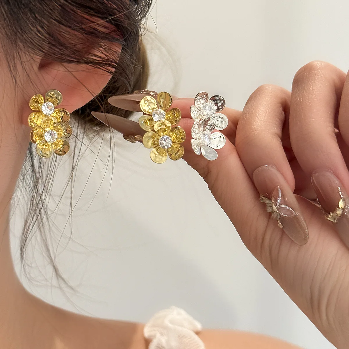 Diamond studded flower earrings are a niche and versatile earring, with a design that is versatile for daily commuting
