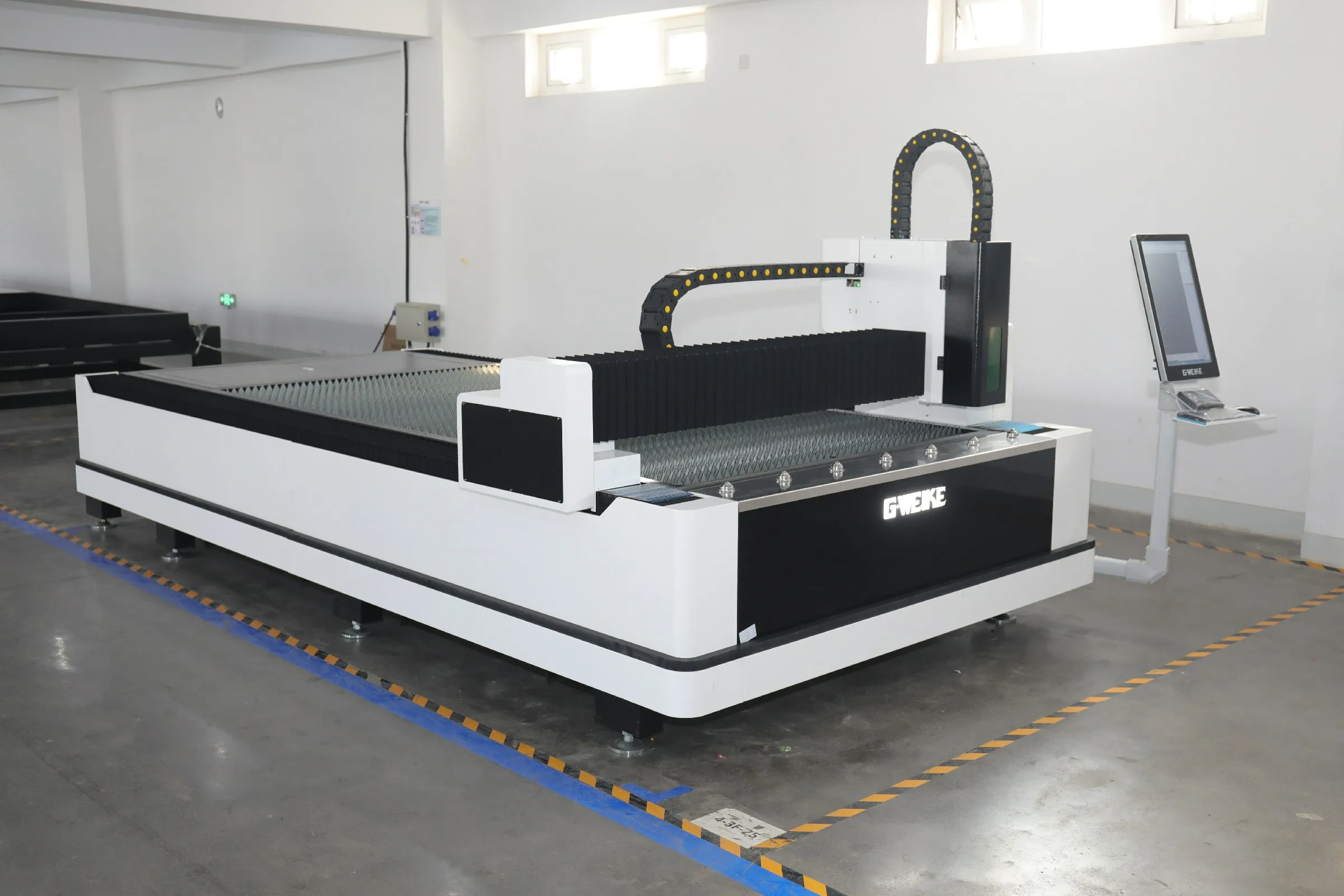 OEM cheap personalized economical 1kw 1500w 3kw iron aluminum plate cnc fiber laser cutting machine for metal