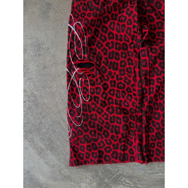 メンズ レッド レオパード柄 ダメージ加工 スウェットパンツ 2025年新作 ストリートウェア ルーズ ワイドレッグパンツ ゴシック風スクリプト ヒップホップパンツ