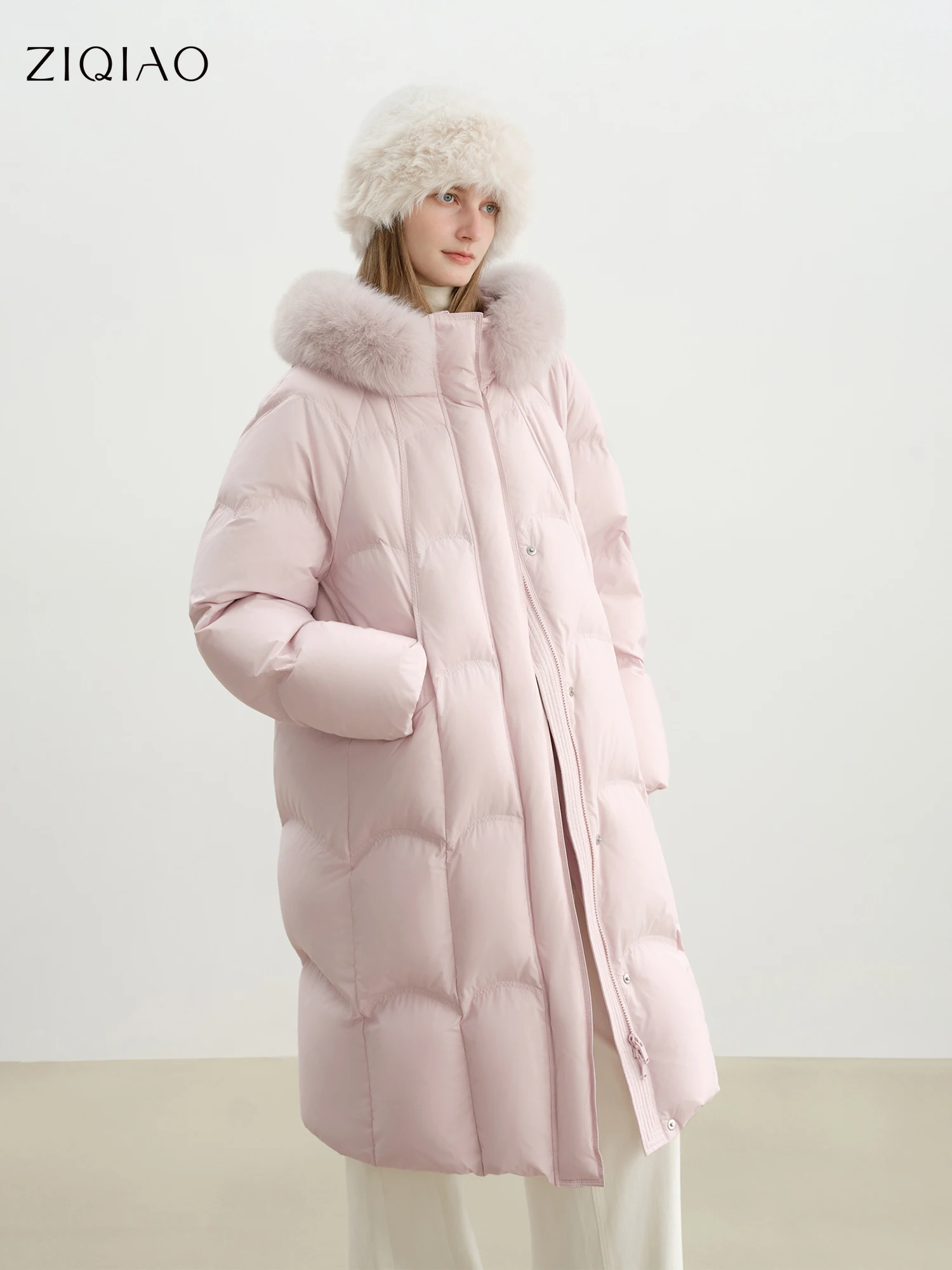 

ZIQIAO миниатюрные женские пуховики, зима 2025, новый утолщенный пуховик с воротником из лисьего меха в корейском стиле, милый, уменьшающий возраст