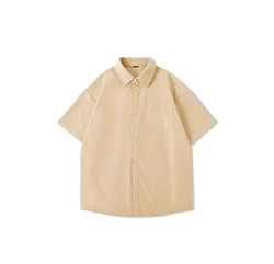 El vestido de novio es simple y guapo