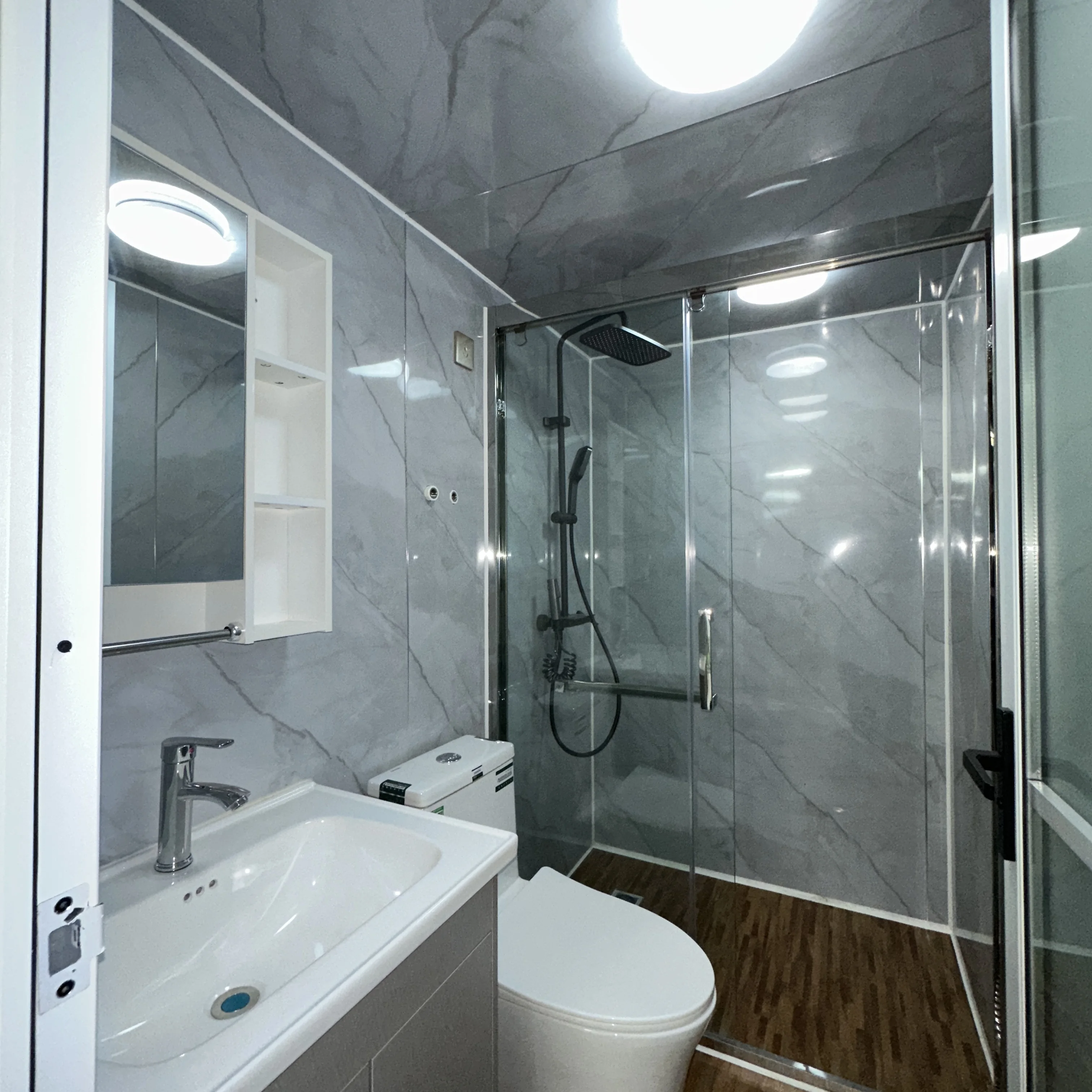 40ft ขยายบ้านคอนเทนเนอร์ห้องนั่งเล่นที่สะดวกสบาย Prefab จัดส่งคอนเทนเนอร์ Villa Industrial Design เหล็กกลางแจ้ง 20ft