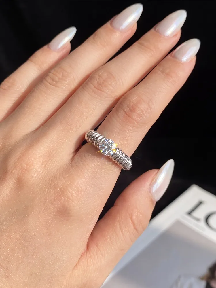 0,5 CT Spiralrunde Moissanit-Diamantringe mit Zertifikat für Damen, Jahrestag, Hochzeit, Modeschmuck – Detail 3