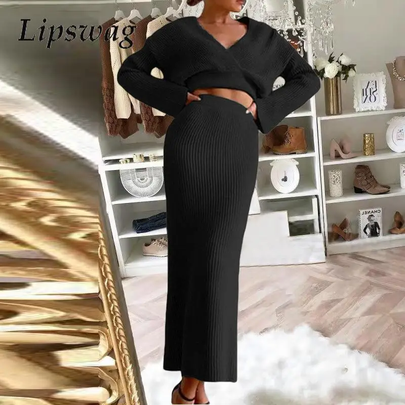 

Новинка, женская блузка с длинным рукавом и V-образным вырезом + облегающая юбка, модный однотонный трикотажный костюм, Зимний Элегантный комплект из двух предметов, 2024