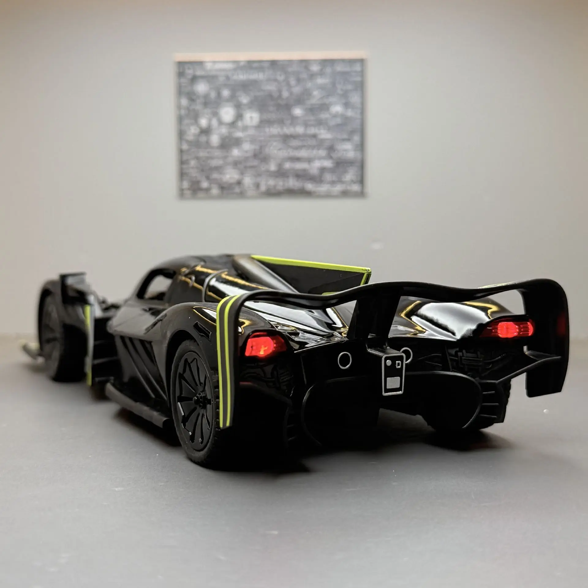 1:24 รถซูเปอร์คาร์วาลคิรี โมเดลรถอัลลอย มีเสียงและไฟ ของเล่นเด็กแบบดึงหลัง ของสะสม ของขวัญวันเกิด