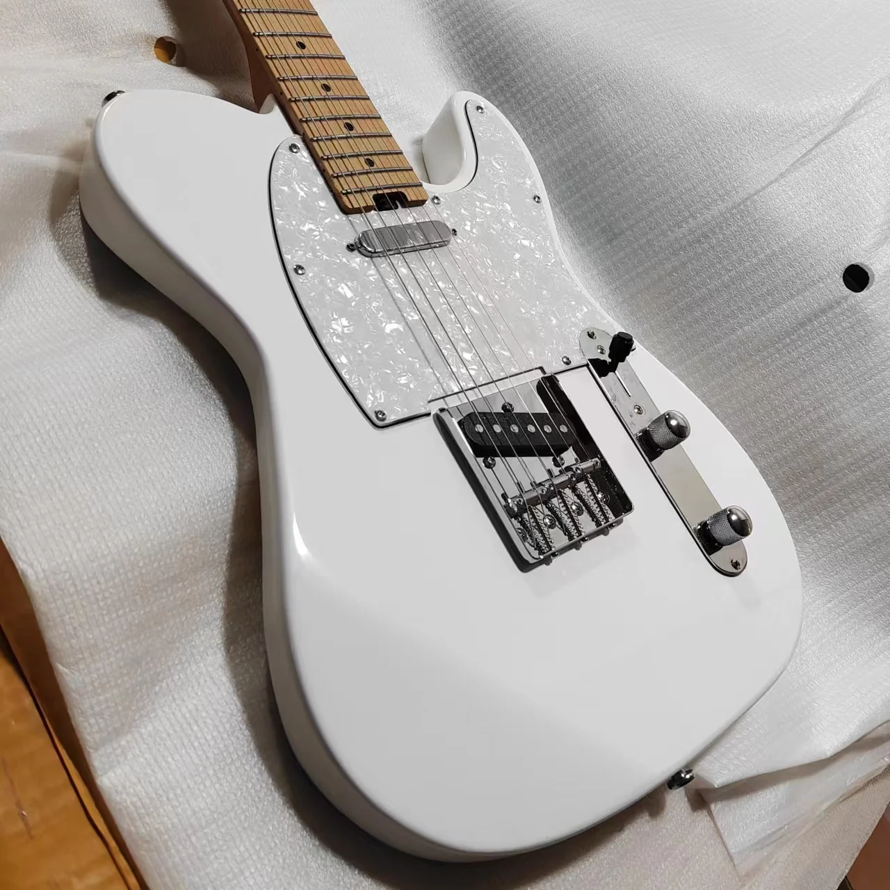 White electric guitar, stainless steel frets, very stylish and beautiful, very popular