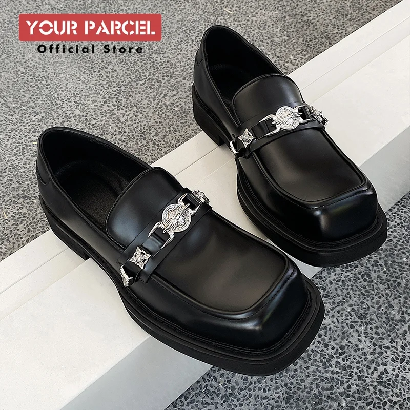 

Мокасины, модельные туфли для мужчин, новинка 2025 года, стильные кожаные слипоны с квадратной головкой, официальная обувь в стиле ретро, увеличивающая рост, дизайн значка, дерби