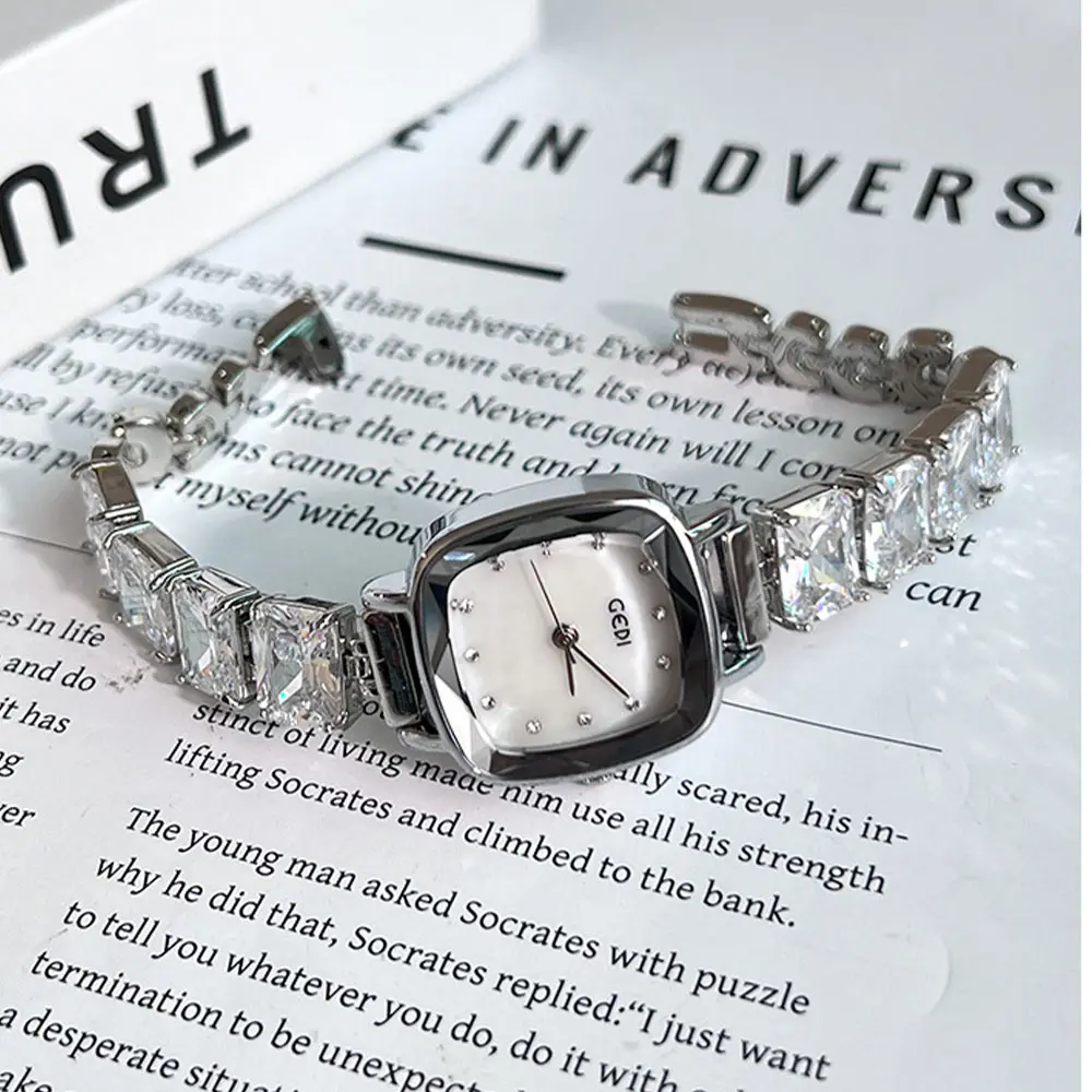 ساعة كوارتز نسائية من GEDI بسوار زركون رائع - طراز "جليد سحق" فاخر ومينا مكعب السكر تصميم فريد للسيدات