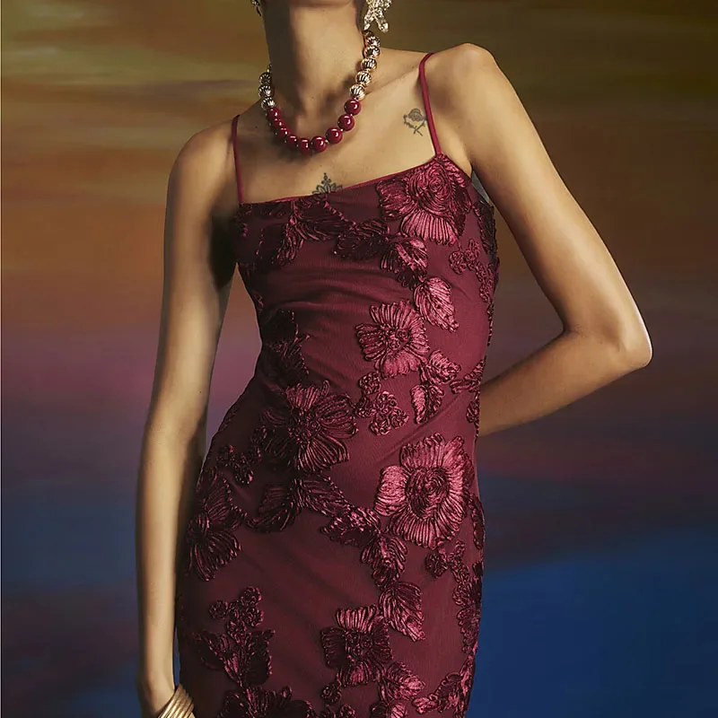 سيدة عالية الخصر انظر من خلال فستان موضة السباغيتي حزام الدانتيل والتطريز Bodycon فستان صيف جديد بلا أكمام فستان حفلة جوفاء