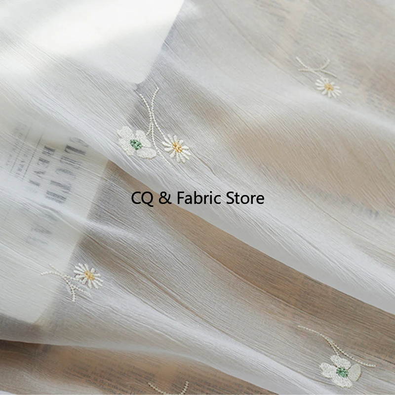 

Новая шелковая морщинистая вышитая ткань Свежая и мягкая легкая тюлевая ткань с цветочным принтом для платья Модельерская ткань 1 метр