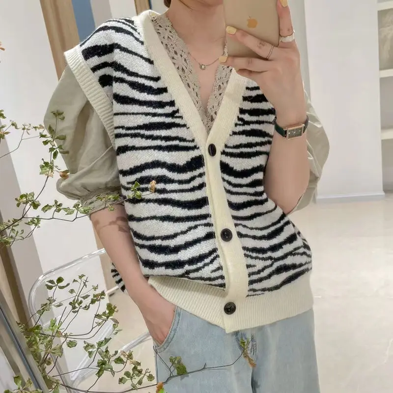 Zebra-torn knitted vest female 2023 spring autumn new loose fashion outer sleeveless vest striped open shirt sweater vest tide