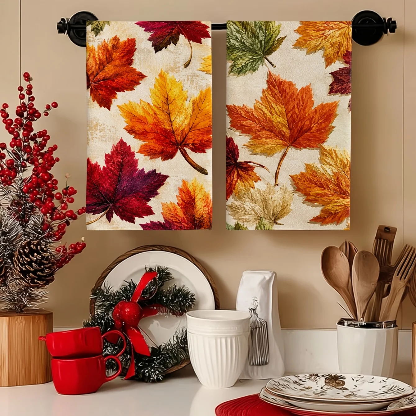 Pack of 2 hand towels with vintage colorful maple leaf pattern