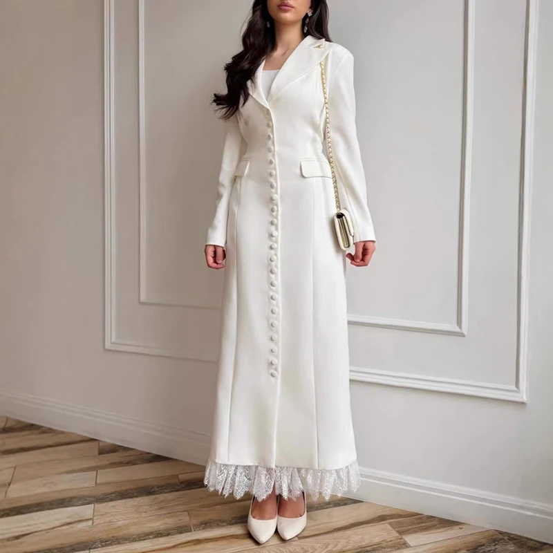 

Повседневное женское платье осенней коллекции 2026 года: приталенное, с отложным воротником, длинными рукавами, кружевными вставками и модным дизайном