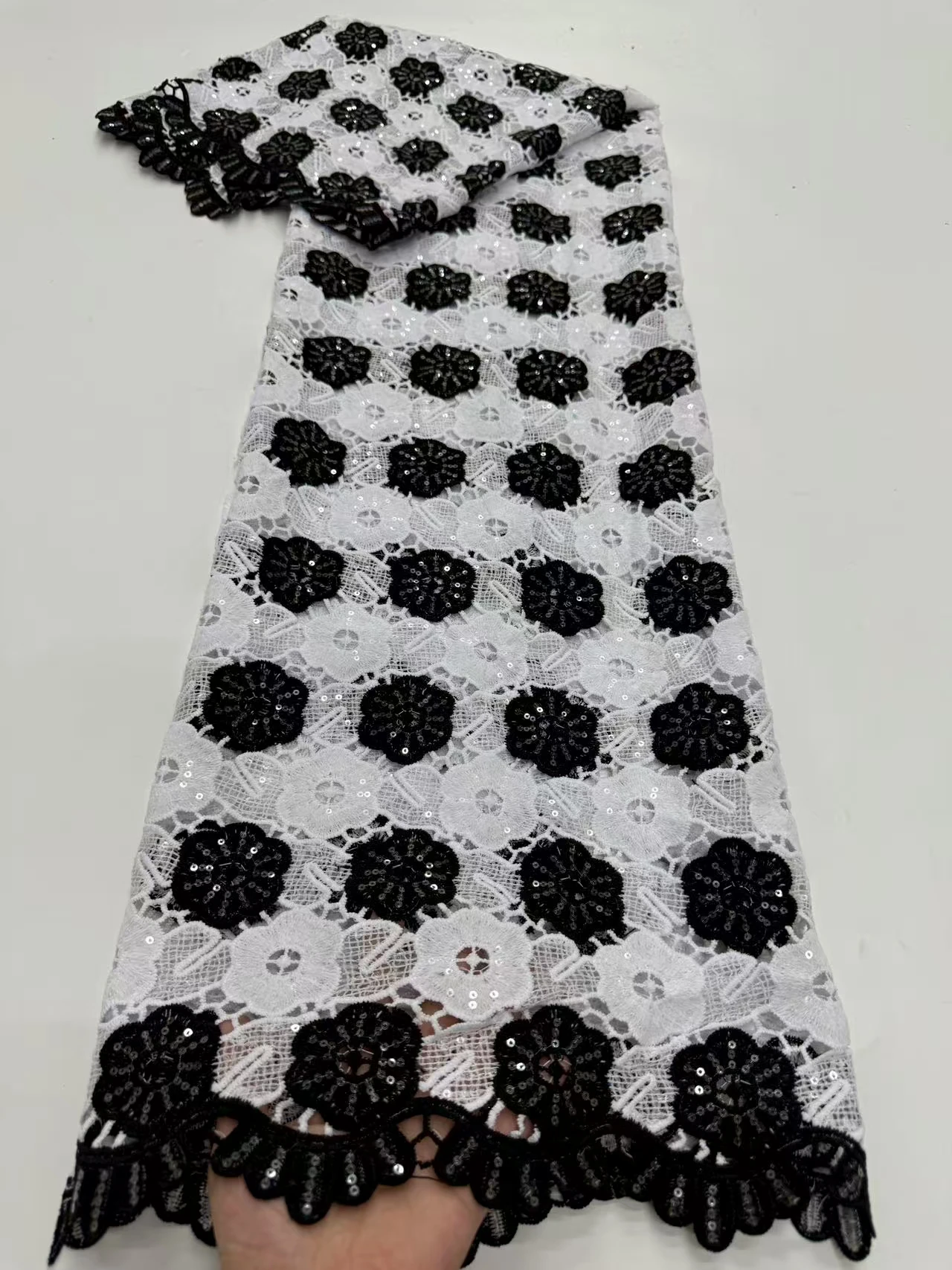 

Новый дизайн, белая, черная африканская водорастворимая кружевная ткань, 2025 г., молочный шелк, нигерийский гипюровый шнур, кружевная ткань для праздничного платья PR25154