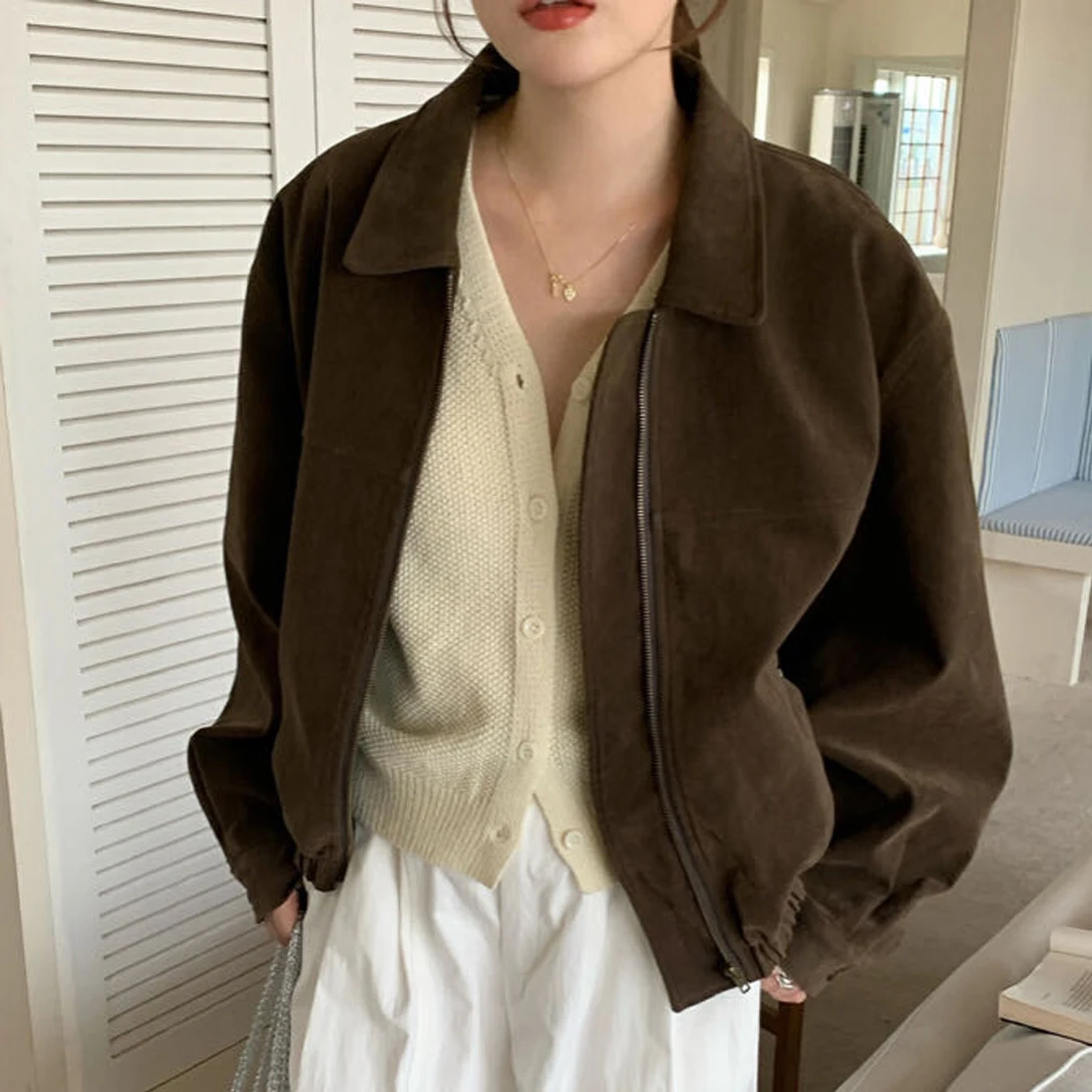 เสื้อแจ็คเก็ตสไตล์เรโทรสุดหรูแบบเกาหลี ซิปหนังกำมะหยี่ หรือเสื้อแจ็คเก็ตผ้าโพลีเอสเตอร์ทรงหลวมสบายๆ สำหรับผู้หญิง แฟชั่นฤดูใบไม้ร่วง