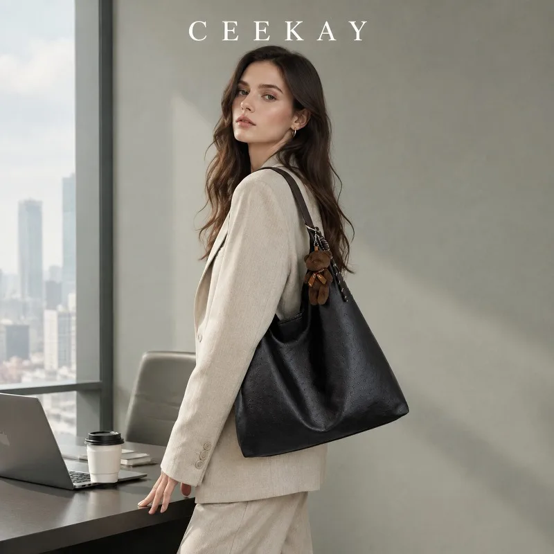 CEEKAY Hobo-Tasche aus Leder mit Bärenanhänger, geflochtenen Details, Tragegriff, vielseitig einsetzbar, ideal für den täglichen Gebrauch, lässig, große Kapazität. – Detail 8