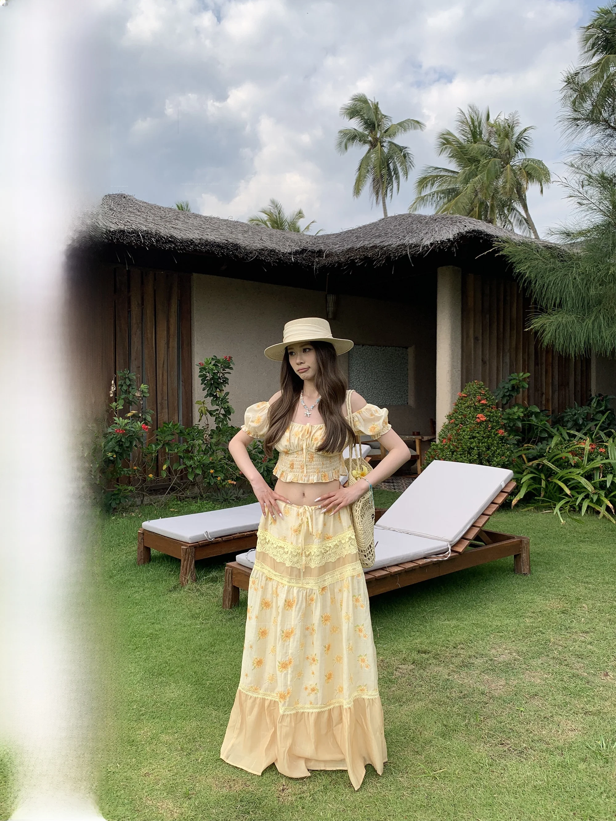 

Комплект из топа с рюшами и кружевной отделкой и юбки для женщин: модный весенне-летний наряд с короткими рукавами и цветочным принтом в стиле пэчворк