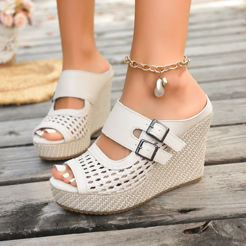 

Новые летние плетеные шлепанцы на платформе с круглым открытым носком, металлической пряжкой и противоскользящей подошвой, туфли с вырезом «рыбий рот»