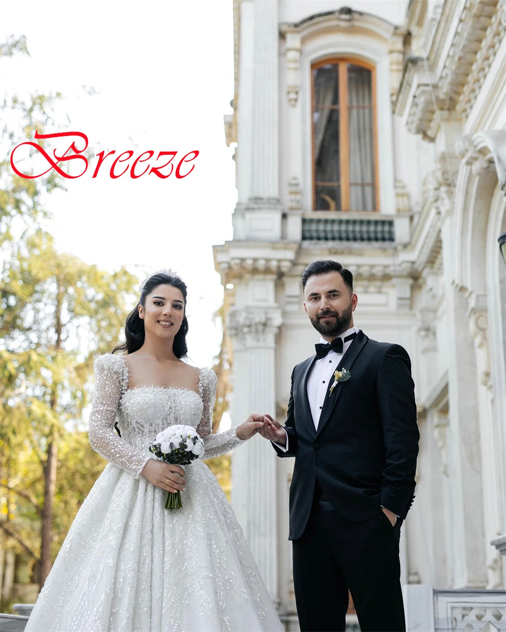 맞춤형 로맨틱 구슬 장식과 스팽글 Organza 웨딩 드레스 절묘한 스퀘어 칼라 긴 소매 채플 트레인 신부 가운