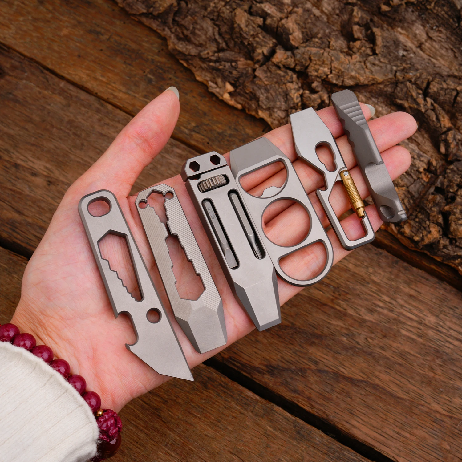 Numerous models of mini pry bars. Titanium alloy style. Equipped with stainless steel keychain