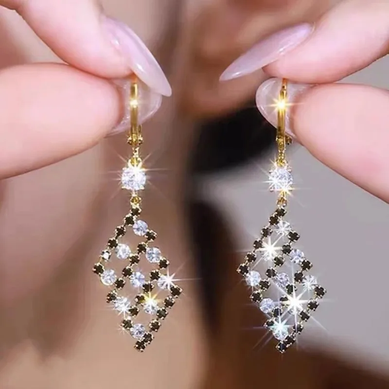 

Diamond shaped light luxury temperament, high-end sense, versatile earrings, niche accessories