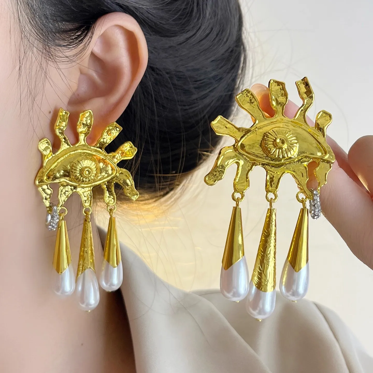 

European-style texture metal relief vintage exaggerated golden sun-eyed fringed pearl earrings, suitable for travel, vacation