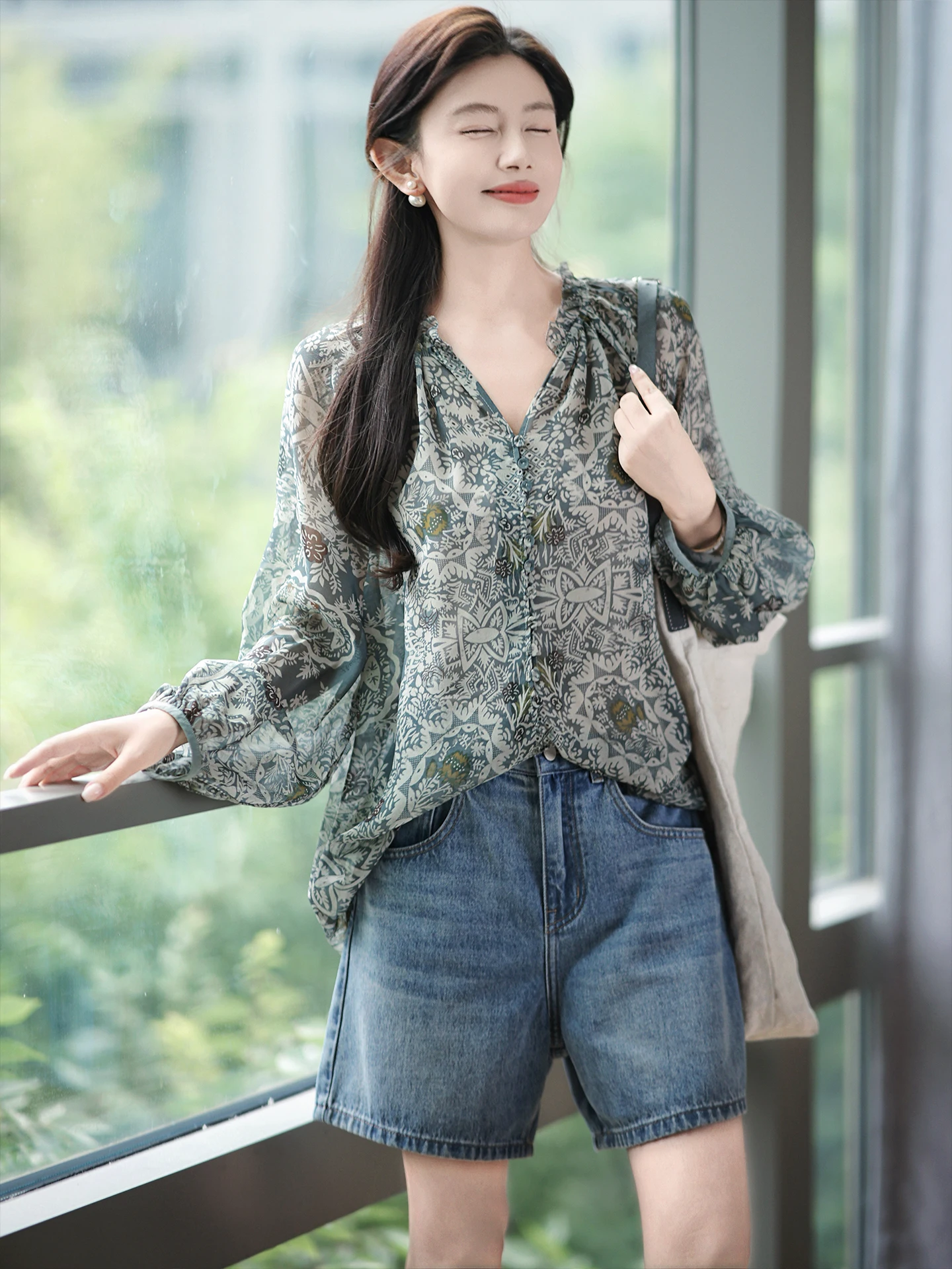 

Elegant Silk Shirt Sand Painting Design Comfortable Cool Wooden Lantern Sleeve Stand Collar Button Detail Women's Fashion