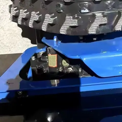 

Небольшая машина для кошения газонов на схиле фермерского языка по индивидуальному заказу для резки травы в садах и сельских территориях