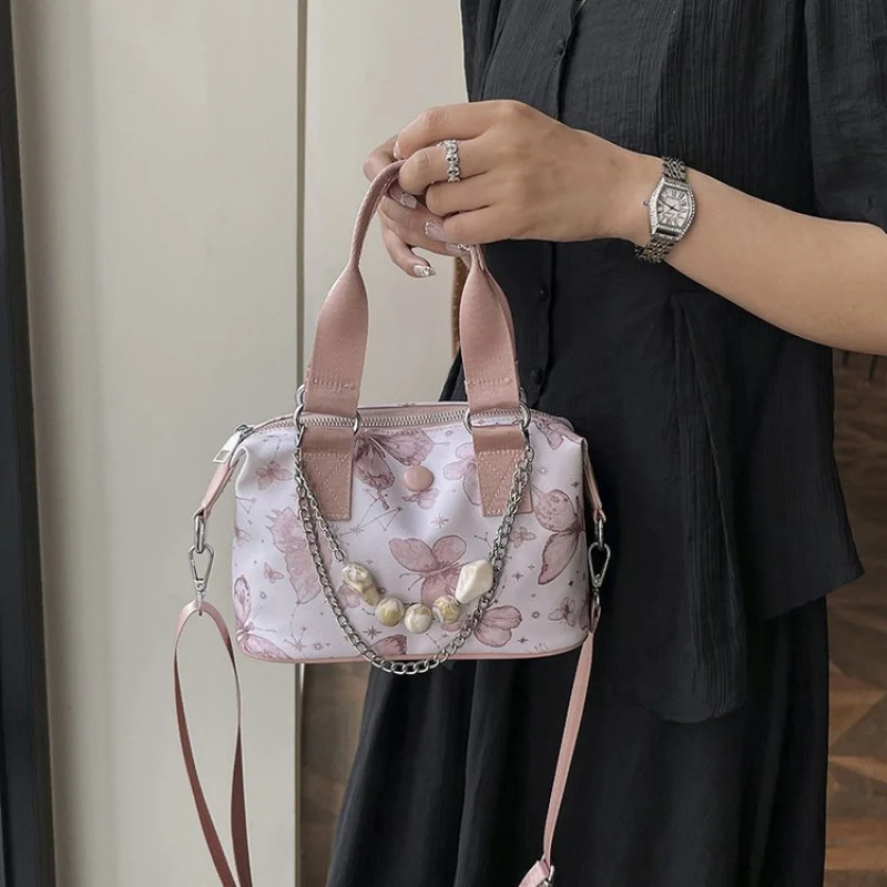 

High-End Ladies Handbag Crafted From Leather Featuring Casual Simple Vintage And Trendy Vintage Style​